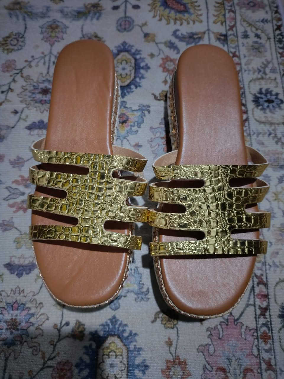 السلام عليكم احذيه شي ان عنوان المحل ابي غرق السوك مقابل مجمع الحسين الطبي مجاور  ابو الالبان فرع المخبز الاتصال *********** اهلا وسهلا يوجد توصيل
