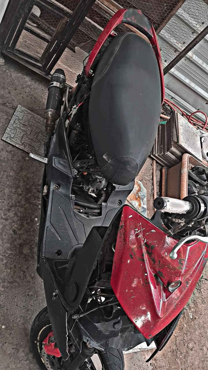 سلام عليكم عندي هاي دراجه سكنس لد  للبيع مفتوحه مره وحده هسه عطلها بس مال الهندر طاكه وظفيرتها شغاله /مكاني كوت  للتواصل خاص او رقم ***********
