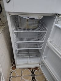 ثلاجه للبيع نظيفه قدم 18 سعر 200  $07764470971