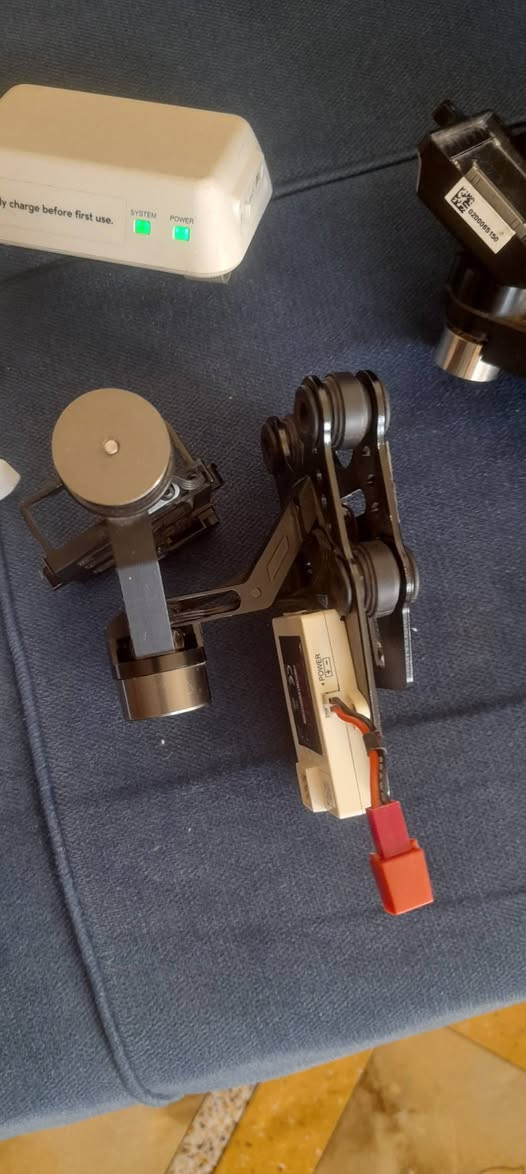 يبدو أن هذا جيمبال (Gimbal) ثلاثي المحاور مصمم للطائرات بدون طيار (درون)، ويستخدم لتثبيت الكاميرا أثناء الطيران.الجهاز يشتمل على محركات بدون فرش (Brushless Motors) لضمان حركة سلسة وثابتة.يتضمن وحدة تحكم وبطارية صغيرة خاصة به، مما يشير إلى إمكانية استخدامه كجزء من نظام طائرة بدون طيار (UAV)


**إذا كنت صاحب هذا الإعلان وتريد حذفه لأي سبب، رجاءا أرسل رسالة إلى الدعم الفني**
