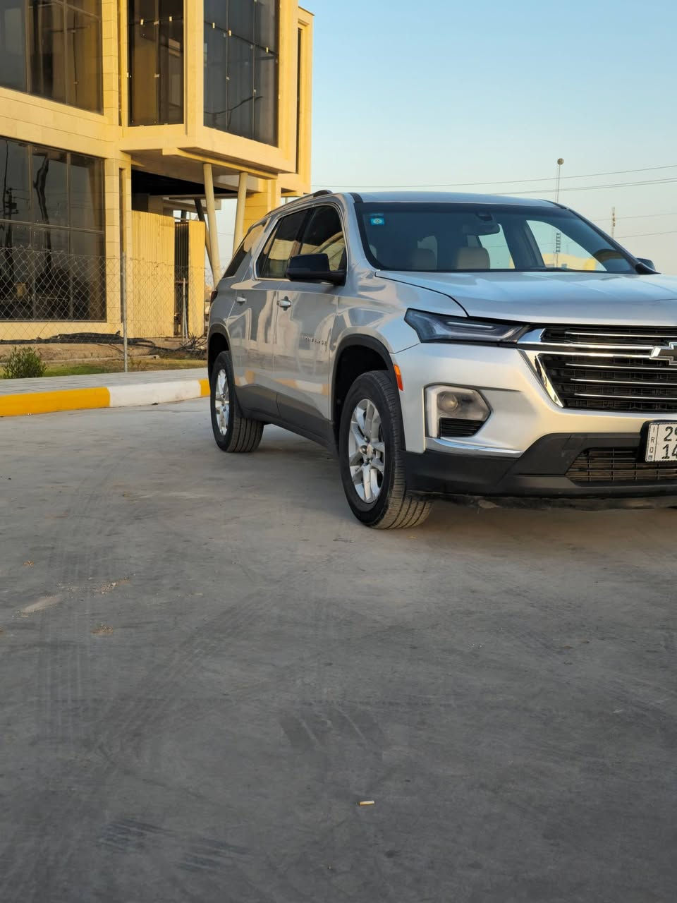 المركبة : شيفروليه ترافرس موديل 2023
مكان السيارة: كوت 
_______
المواصفات 
✅ شيفروليه ترافرس 2023  
✅ محرك 6 سلندر 3600 VVT
✅ اربع بصمات للابواب مع بصمة تشغيل
✅ ويل كب حجم 18 
✅ لايتات زينون اصل مع حاجب LED نهاري 
✅ كاميرا خلفية دوارة مع الستيرن 
✅ ستيرن كهربائي 
✅تحكم كهربائي متكامل لمقاعد المقدمة 
✅ منافذ USP & AUX
✅ منافذ طاقة 12V متعددة
✅ رادار امامي مانع تصادم واعطاء تنبيه مع حساسات خلفية
✅ مانع إنزلاق
✅ تحكم ستيرن جهتين متكامل الايعازات
✅ سايد بريك بصمة 
✅ تبريد السيارة 3 قطع مع تبريد خلفي منفصل  
✅ للمزيد الاتصال *********** علاوي 
✅️السعر 225 بيها مجال
