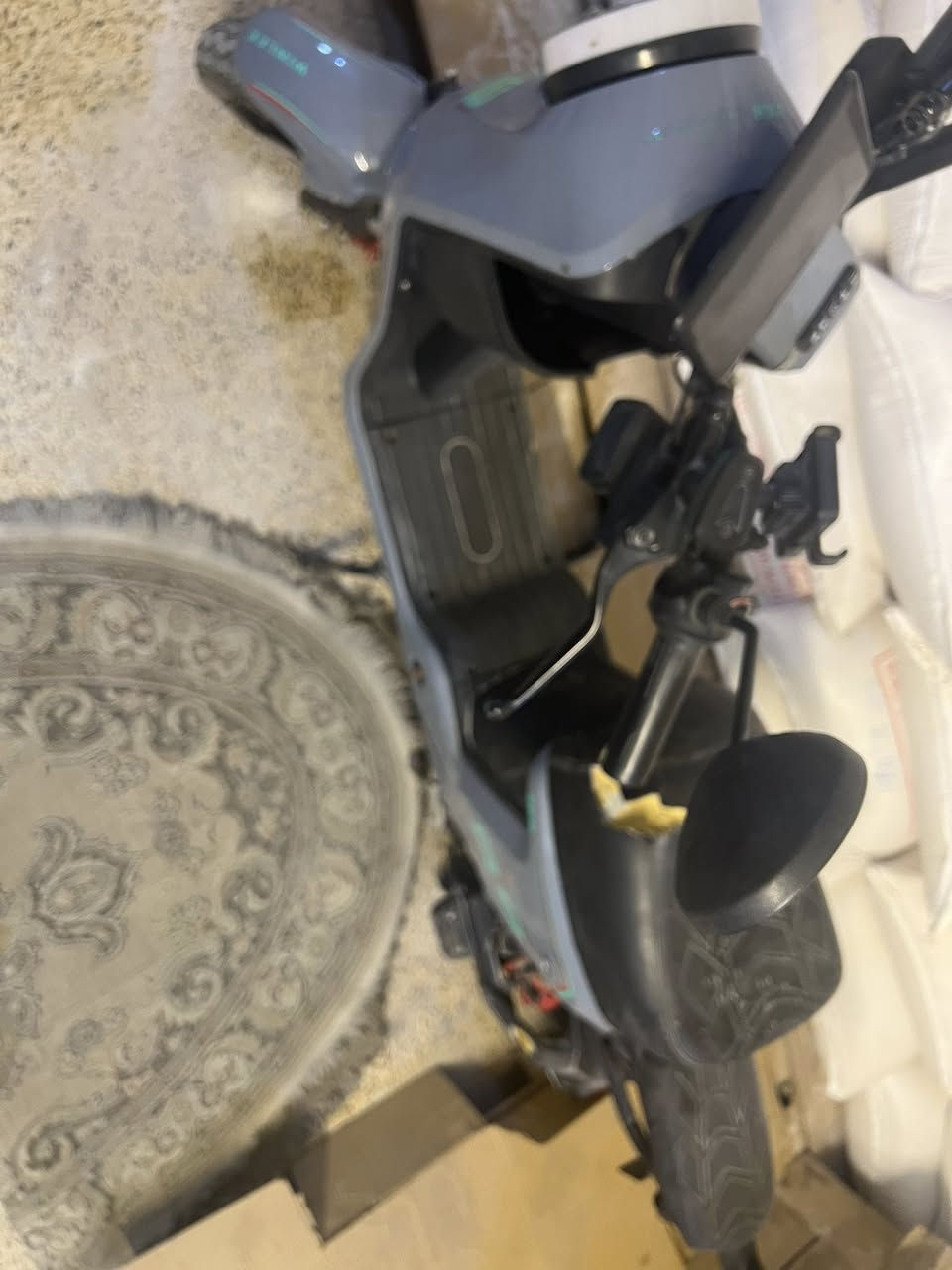 السلام عليكم 
R9 
للبيع بطاريات زينات مو جدد بس زينات
دراجه شغاله ومابيها شي 
جانت متروكه 
كهربائيات شغاله 
يرادلها ترتيب 
السله مالتها موجوده 
مكاني كراده 
***********
السعر ٣٠٠ وبي مجال
