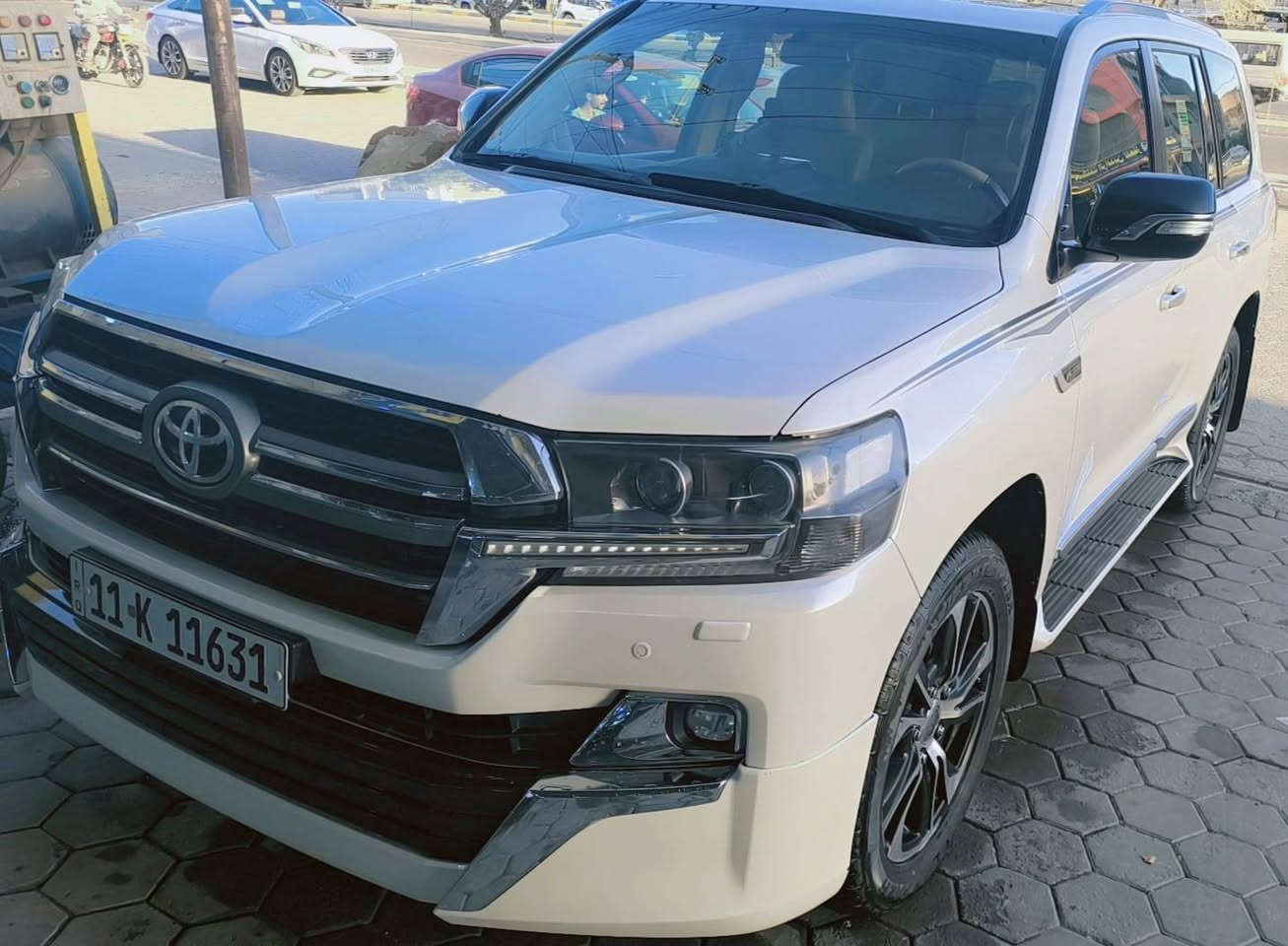 لاند كروز 2017 – GXR V6
(ويت إديشن أصلي)
بسم الله الرحمن الرحيم
المواصفات:
محرك V6 ستة سلندر
فئة GXR ويت إديشن أصلي
كفالة عامة من دعامية لدعامية
 صبغ شبرين باب خلف الصدر
بدون شخت أو حالوب
بدون رمل أو حصو 
الحالة الميكانيكية:
محرك + گير كل بشرط مامفتوح
بدون صوت أو دخان
جميع الخرَز بلادي موجود
العداد: 215 ألف كم حقيقي
الإضافات والمواصفات:
فتحة سقف
ثلاجة
كراسي كهرباء 
حساسات أمامي وخلفي
بصمة تشغيل
كاميرا خلفية
8 إيربگ
لايتات زينون
داخل بيج
دبل أكسل
شحن موبايل
الإطارات:
4 تايرات دنلوب جديد مع ويل جديد بدون أي نقص
التحويل: رقم بغداد جديد
تحويل مباشر بشرط 
الموقع: النجف
رقم صاحب سيارة ***********
