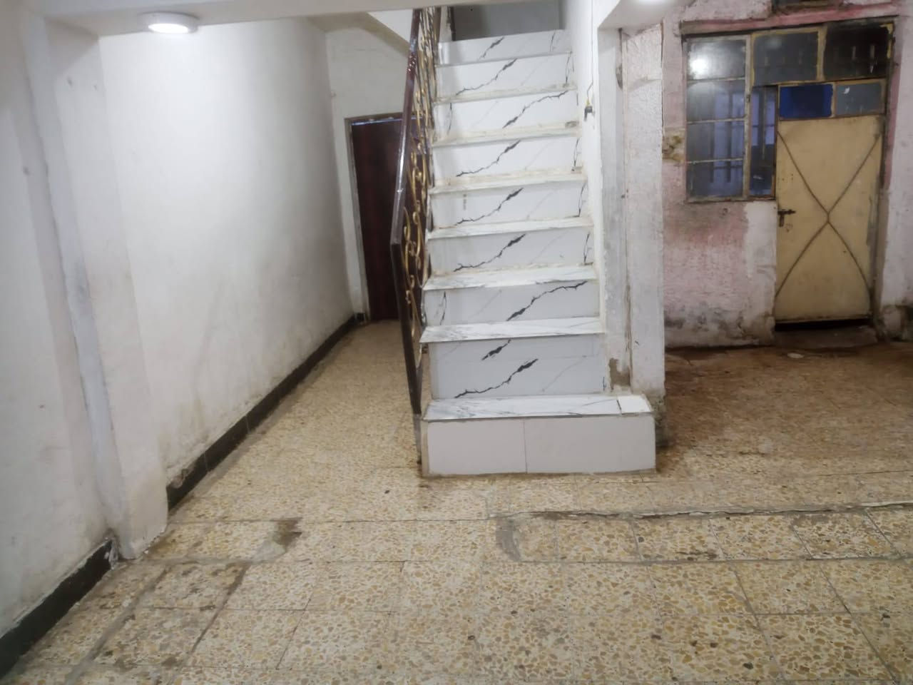 سلام عليكم عندي بيت 100لامين الثانيه شارع الكهرباء   طابو بل سده جديده كافه خدمات متوفره حتا سحب موجود نت موجود بس تدفع اشتراك اجار مناسب مع حديقه 250متر تانكي ابو الف عدد2 كيزر عدد2 اتصل ***********
