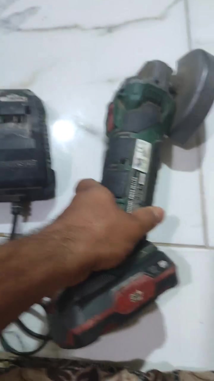 من رخصت المدير للبع كوسره هيه وبطاريته وشاحنته. وكوسره ودريل شحن هوه وبطاريته هم للليع كلهن 100وبيهن مجال العنوان النجف الاشرف الكوفه البراكيه شارع معمل السمنت خلف جامع الخزاعل رقمي ***********
