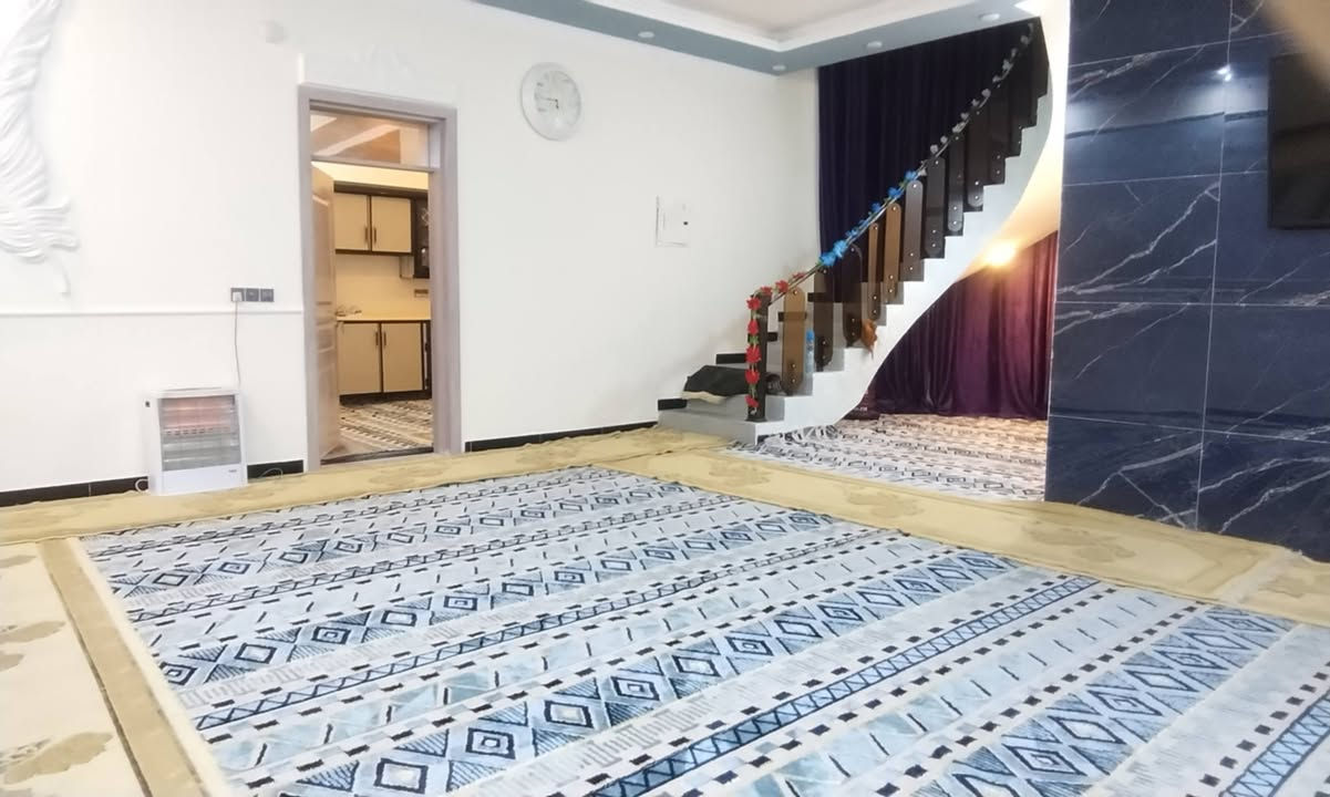 السلام عليكم بيت في حي الامين الاول مساحه350 متر السعر اتصل صاحب الدار غرفتين نوم وصاله واستقبال وصحيات داخليه وخارجيه ***********
