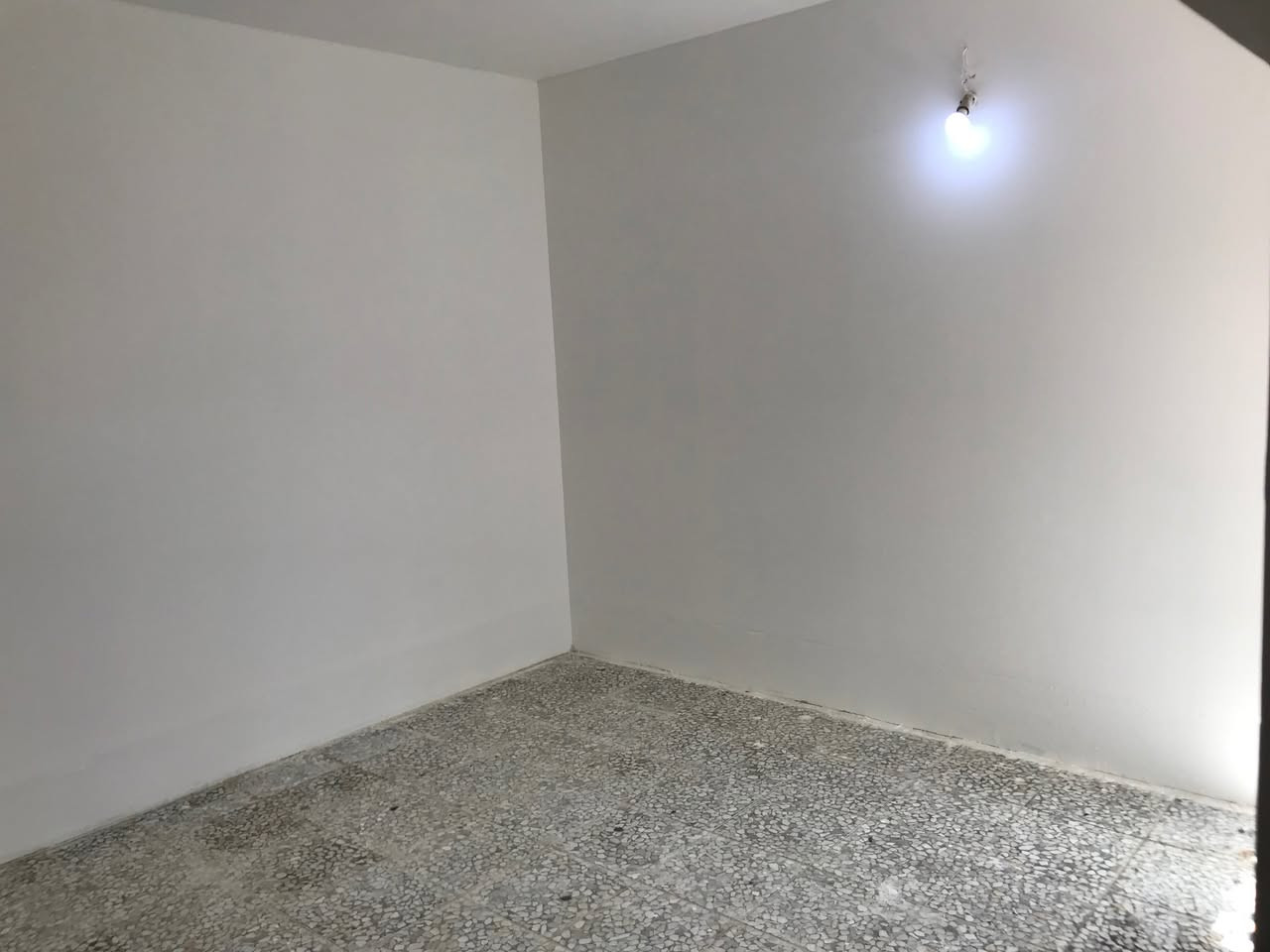 #بيت_للايجار 
✅ العنوان ⬅️ النجف الاشرف/ حي السلام/ قرب مدينة الالعاب
✅ المساحة ⬅️ 100م
✅ التفاصيل ⬅️ طابق واحد/ غرفة نوم/ استقبال/ صالة/ مطبخ حار وبارد/ حمام وتواليت/ خط مولدة شغال/ سخان+خزان ماء+ ماطور ماء 
✅ للاستفسار التواصل على الخاص او على الرقم ☎️
(***********)
