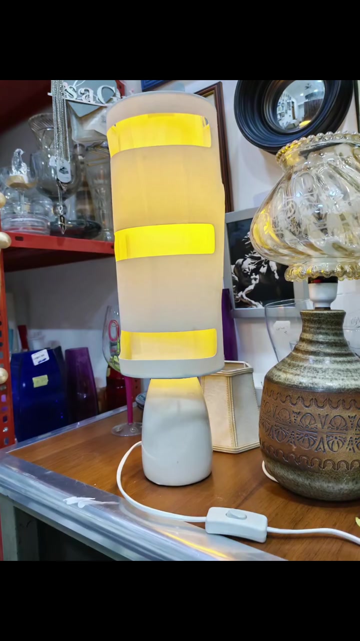 💡 مصباح مكتبي ريترو مميز (Vintage Table Lamp) لعشاق الأنتيك والديكورات الفريدة! ✨أضف لمسة دافئة وأنيقة إلى غرفتك أو مكتبك مع هذا المصباح الكلاسيكي النادر. يتميز بقاعدة سيراميكية بيضاء متينة مع غطاء قماشي أسطواني مصمم بفتحات هندسية مذهلة توزع الإضاءة بشكل ساحر ومريح للعين. قطعة مثالية تجمع بين عراقة الماضي وعصرية الحاضر.🚚 يوجد توصيل متوفر لجميع مناطق بغداد وكافة المحافظات!للطلب والاستفسار (دايركت أو واتساب):📞 ***********#أنتيك #ديكورات_داخلية #مصابيح_مكتبية #العراق #بغداد
