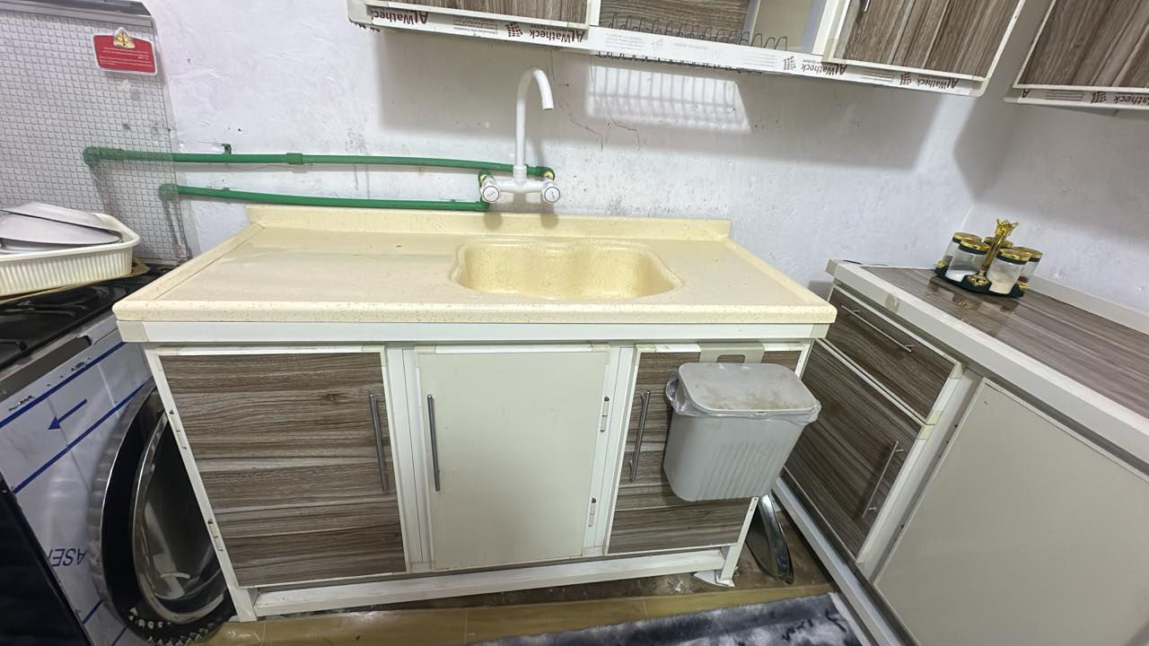 كاونتر تزكام نضيف جدا جديد السعر ٦٠٠ فقل خزانتة واسعة و نضيفة من الداخل و من الخارج للاستفسار على الرقم 

‭٠٧٧٢ ٥٦٠ ٦٥٨٠‬
