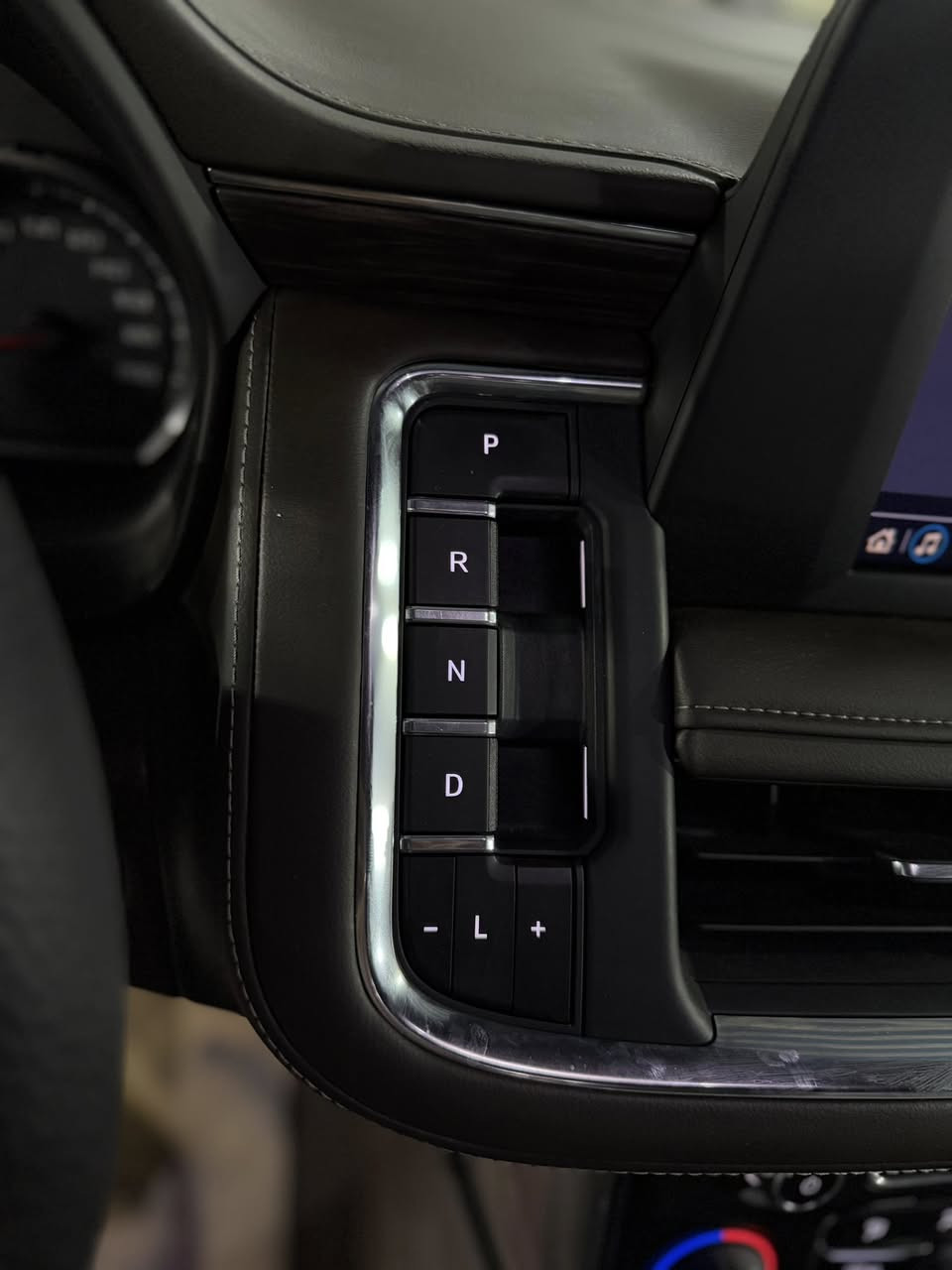 سلام عليكم تاهو LS 2024 ماشيه 3 الف اخت الزيرو مغلفه PPF بلكامل كفاله عامه من كلشي رقم بغداد  
مكانها بابل للاستفسار:- ***********
