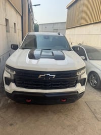 سلفرادو موديل 2024 فىه Z71 فول مواصفات عدا الفتحه ماشيه 11 الف ميل حال...