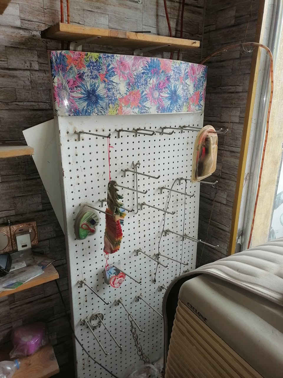 سلام عليكم توجد جام خانه  ورفوف جام وستانات رفوف وعارضات مستعمله للبيع مستعجل ع بيعتهن أسعارهن مناسبه ***********
