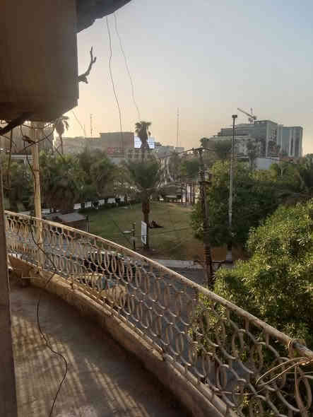 عندي شقة للايجار  بلكرادة خارج ساحة الواثق عمارة الواثق ركن  موقع مميز على شارعين 52و62 مدخلها على شارع 62  طابق ثاني تتكون من صالة كبيرة وغرفة نوم ومطبخ وصحياة المساحة 150م  اليجار 500  للتواصل على رقم التليفون *********** بي وتساب
