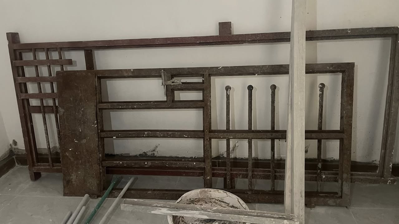 سلام عليكم
عندي بيبان وشباك للبيع 
باب اول مع جرجوبه 170ارتفاع والعرض متر مع كيلون جديد
وثلاثة ابواب مع شباك 
موظحات بلصورة 
السعر 250 الف كل القطع العنوان رائسه المعلمين اتصال ***********
