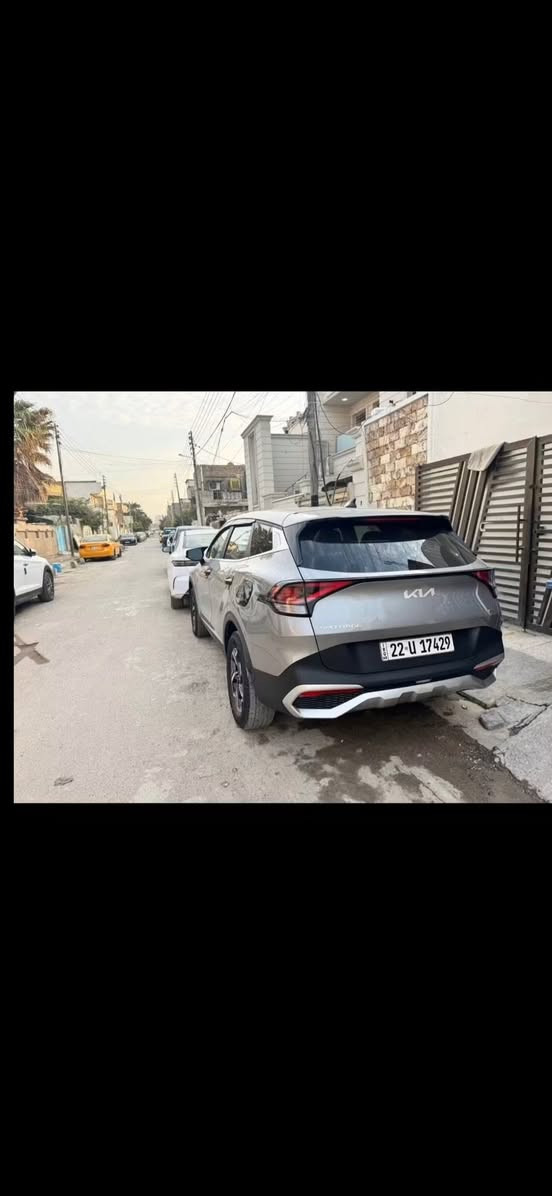 سلام عليكم سبورتج 2023 LX
مواصفات تبريد قطعتين 
كشن هيتر 
ويل كروم
بلوتوث USB ابل كار بلي والاندرويد 
حاجب ليد 
تحكم ستيرن 
كير اوتو+ عادي 
اوتو بريك 
بريك بصمه 
داخل اسود 
نضام قياده أيكو + سبورت + نورمل 
مثبت سرعه
تحديد مسار 
رادار الخطوط البيضاء 
لايتات الاربع عدسات + ليد 
شاشة إلكترونية 
مكان السياره بغداد حي الجهاد 
السعر 176 وبيها مجال بسيط 
صبغ قطعه وحده 
ماشيه 41 ميل
للاتصال ***********
او***********
