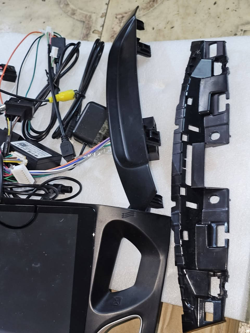 السلام عليكم شاشه فورد فوكس طلعت بالمزون من مديل ٢٠١٣ إلى ٢٠١٨عتقد جديده غير مستعمله خلي سعرك الي اقل من السوق وبلعافيه عليك ***********###  ***********
