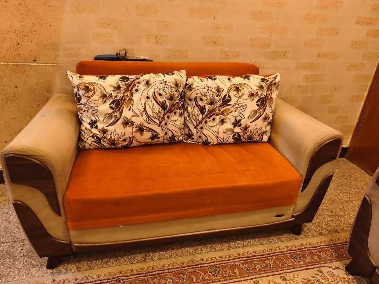 تخم عشر مقاعد يتكون من
٢قنفة ثلاث مقاعد
١قنفة مقعدين
٢ مقاعد مفردة
مع وجود خزن داخلي ويمكن تكبيرها الى سرير
السعر ٤٠٠   الف وبيها مجال
الاتصال على الرقم ***********
