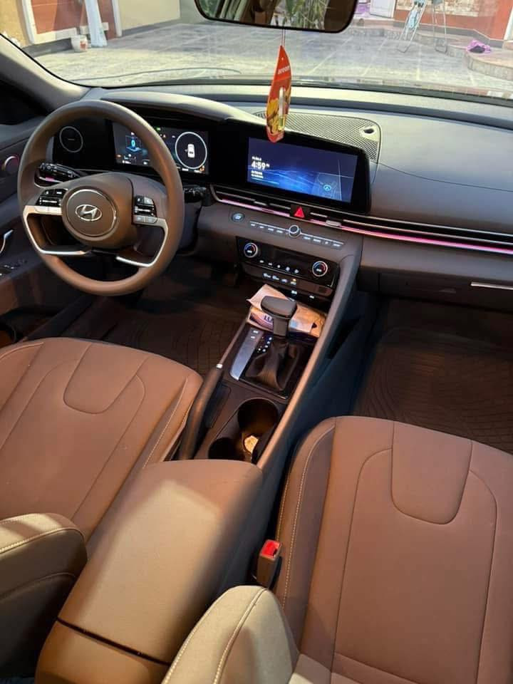 النترا موديل 2024 وارد امريكي حره بأسمي بدون رقم  ضربتها جاملغ وبنيد مبدلات اصلي ايرباغ ستيرن طاك البقيه سليم 
مواصفات 
رادار خلفي 
رادر جانبي
نقطه عمياء 
لايتات ليد 
كامرة وشاشة كاملة 
شاشة دشبول 
3 وضعيات قيادة 
كير عادي اوتامتيك 
مكينة دوش 2000
تشغيل عن بعد بلبصمه
بصمتين يجي وياها 
سعرها 154 للتواصل***********
