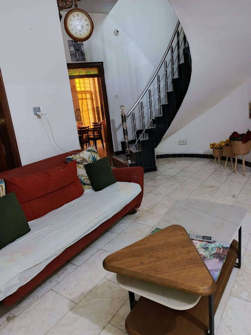 🏡 دار للبيع – فرصة مميزة
دار سكني حديث للبيع بموقع ممتاز في حي الشهداء:
🔹 المساحة: 200 م²
🔹 الواجهة: 10 م
🔹 النزال: 20 م
🔹 عدد الطوابق: طابقين
تفاصيل الدار:
✨ 5 غرف نوم
✨ 3 مجمعات صحية
✨ صالة استقبال واسعة
✨ مطبخ حار + مطبخ بارد
✨ بناء حديث
✨ أرضية وواجهة مرمر
📍 الموقع: حي الشهداء – خلف تجاري شارع 60
📞 للأستفسار الاتصال على الأرقام أو مراجعة المكتب:
📲 *********** (متوفر واتساب)
📲 ***********
🏢 مكتب سجاد سامي للاستثمار العقاري
📍 الحلة – حي الحسين – قرب حلويات لبنان
