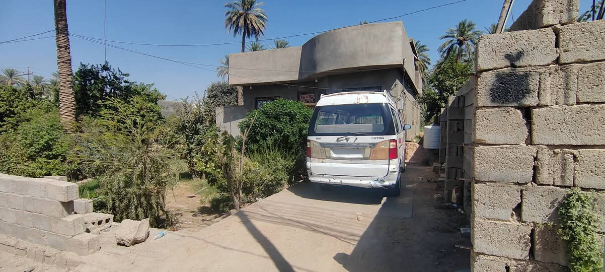 قطعة مساحة 1100 متر مع دار سكن مساحة 175متر  مع باتلو بنفس خارطة البيت والمتبقي حديقة مثمرة متنوعة الأشجار مفوض بالطابو سند 25 في منطقة الإبراهيمية / بزل مطشر مباشرة على الشارع الرئيسي السايدين واجهة القطعة تجارية 26 متر مع كافة الخدمات. 
الاتصال ***********
           ***********
           *********** كربلاء, العراق
