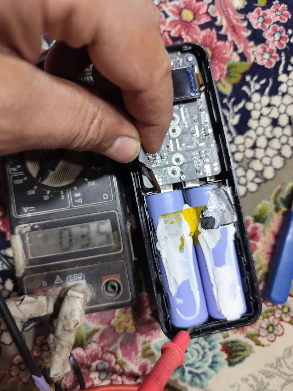 السلام عليكم
بور بانك انكر 24000 ملي امبير عدد اثنين
طافي ما اعرف شبي اشتريت كارتون الكترونيات وطلعن بي خليتة على الشحن لكن الشاشة طافية فتحت واحد منهن فحصت البطاريات شغالات  ويقرن 22.1 فولت و3.5 للبطارية الوحدة يعني البطاريات شغالة مثل ما موضح بالصور 
اثنينهن ب35 الف مكاني بابل 
ملاحظة من فتحتة انكسر قطعة من الكفر بس ترجع تكبس


**إذا كنت صاحب هذا الإعلان وتريد حذفه لأي سبب، رجاءا أرسل رسالة إلى الدعم الفني**