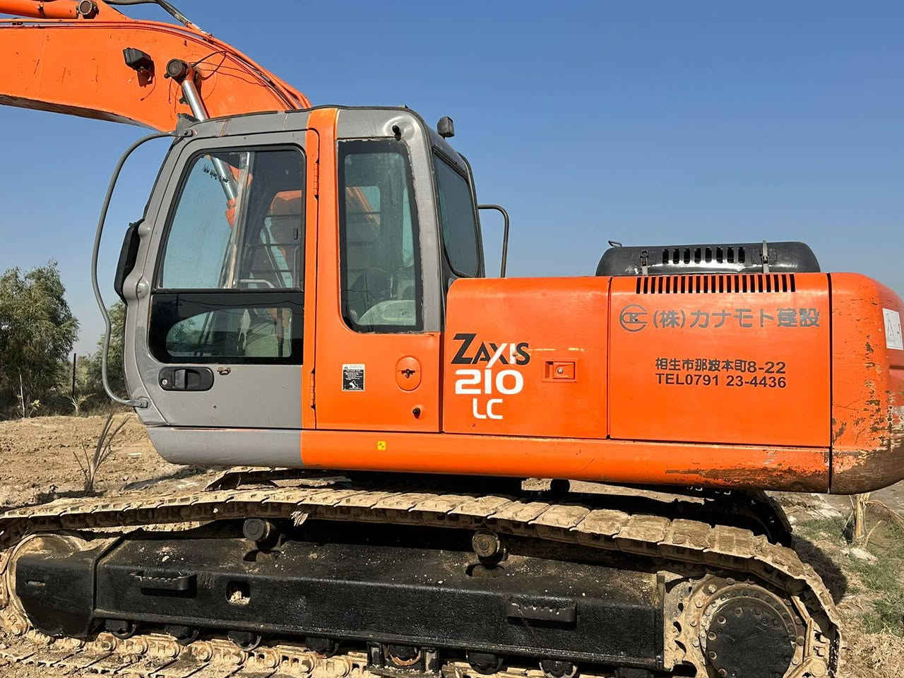 للبيع حفاره زت مديل2005 اصل شاصي 114 رقم الماني مكفوله كفاله عامه مضخه ومحرك وبم ونوزل وصفر جاج على وضع الشركه تبريد ابلادي  زناجيل وحداديه 100/100 الاتصال***********
