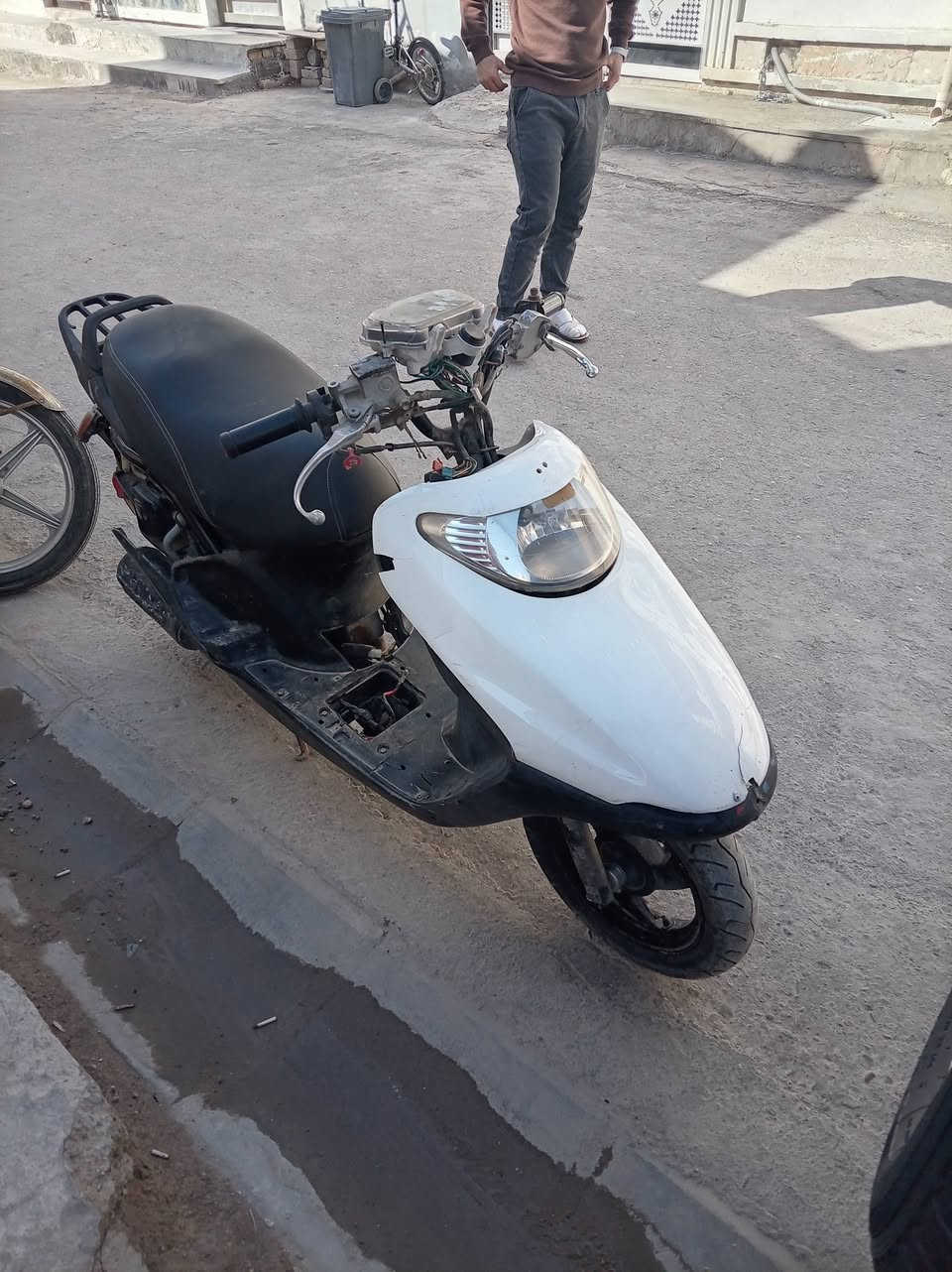 السلام عليكم سبيسي ياباني للبيع عوزها كفرات وباتري تاير خلفي جديد دبلات جدد مكينه حلوه و خرسه كهربائيات شغاله عوزها ترتيب مكاني بغداد الحريه السعر 300 وبيها مجال رقمي ***********
