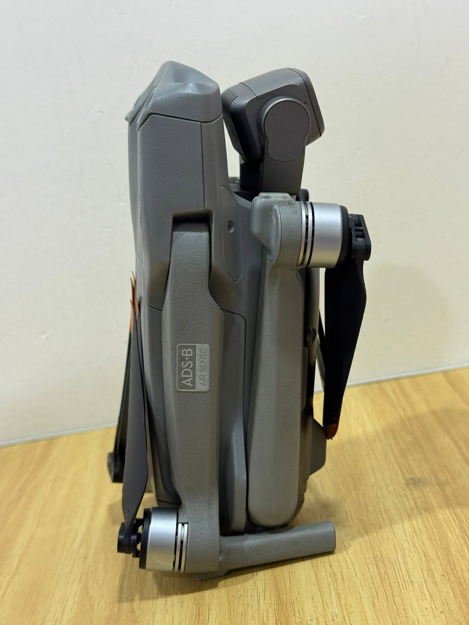 Dji Air 2s 
كومبو كامل ملحقات 
3 بطاريات 🔋 
شاحنه 
ريمونت 
4 مراوح 
وصله ايفون 📲 
جنطه مدرعه 🧳 
وجنطه عاديه 
بسعر جداً جداً مناسب 
للاستفسار تعال خاص 
او اتصل : *********** 
العنوان بغداد
