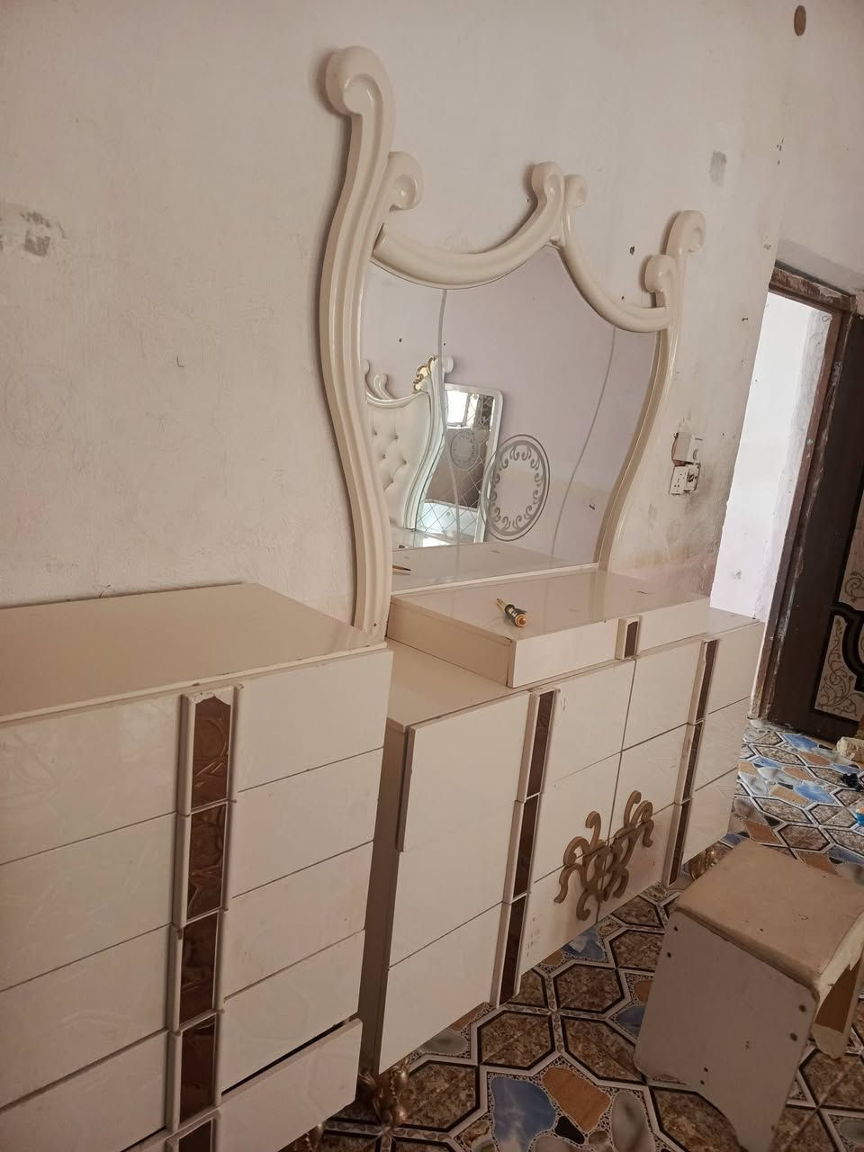 غرفة اخشاب نوع تركي نضيفه اللبيع 550  وبيه مجال الاستفسار ***********
***********
