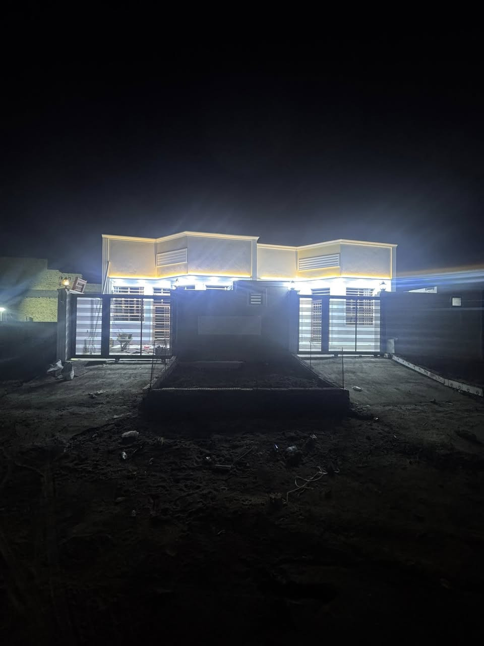 سلام عليكم يوجد دار حي المصطفي قطع حجيه نوفه دار يحتوي غرفه نوم وحده صاله وستقبال مطبخ المساحه ١٤٠ تحويل ١٠٠ بناء حديث قريب عل تبليط رقم ***********
