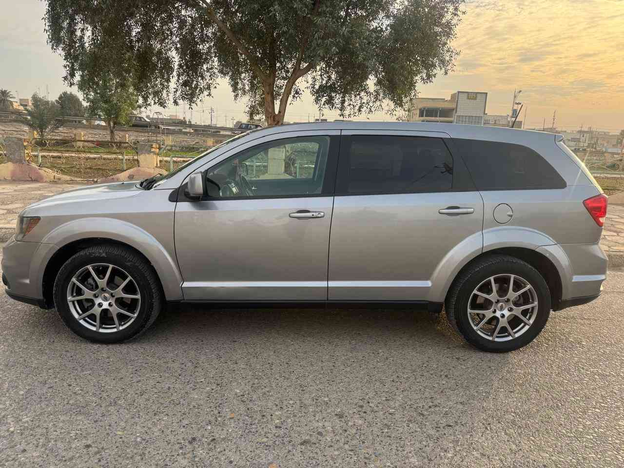 لبيع دوج جورني 2019 وارد امريكي سياره جديده بالواقع احله من الصوره محرك سته سلندر سبعه راكب تبريد 3قطع  رقم بصره باسمي فول مواصفات السعر 170 لتصال ***********
