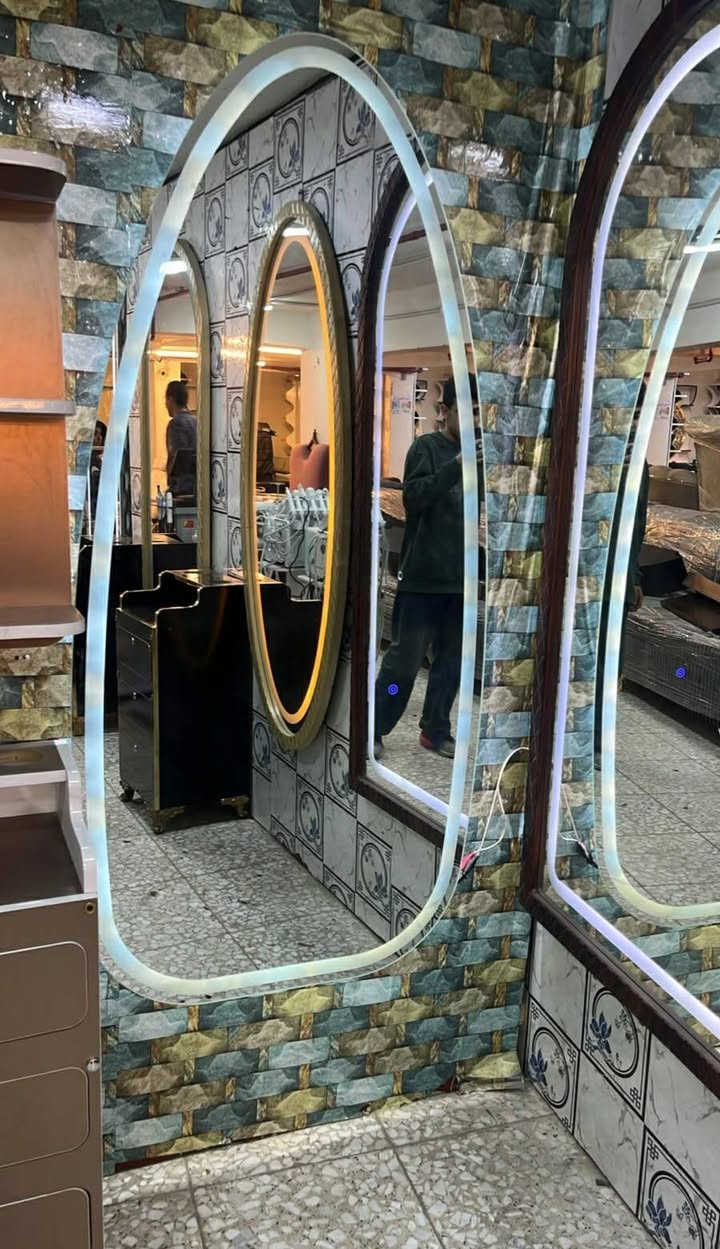 السلام عليكم كراسي عدد2 ومرايات 2 مكان بابل مدينه القاسم *********** ***********
