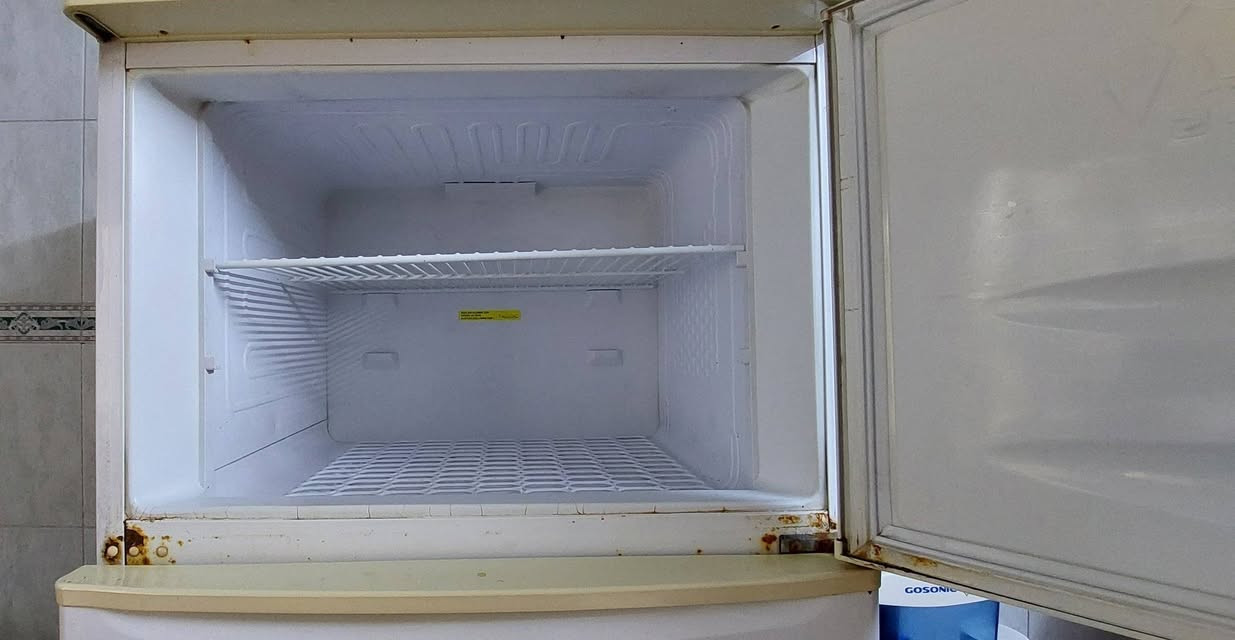 ثلاجة ارجليك تركي اصلي ١٦ قدم بحالة جيدة، فقط بحاجة الى ماطور (الماطور عاطل) .. الاستفسار على الرقم ***********
