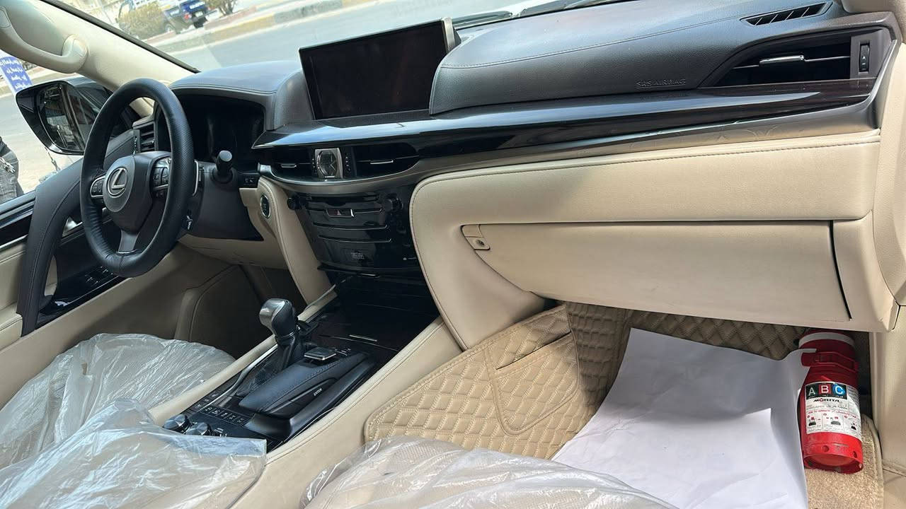 السلام عليكم غوالي لكزز 2017 مكفوله من صبغ وتبديل عده بارد بل جاملغ والباقي مكفول السياره جديده جدن السعر 585 
رقم بغداد 
الاتصال ***********
