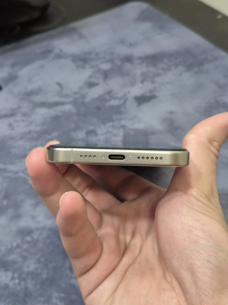 السلام عليكم 15 برو ماكس ذاكرة 256GB بطارية 87%  السعر 875 الف وبي مجال حك الجية مبدل بي فقط الكلاس الطبقة الخارجية الي تحمي الشاشة يعني ممأثر على الشاشة الاصلية غير هذه الجهاز مكفول وبي شخوط بسيطة من اثر الوكعة الجهاز مكفول مع كامل الملحقات الكارتونة والواير فقط مراوس بايباد M4  اذا عندك مكاني بغداد العامرية ***********
