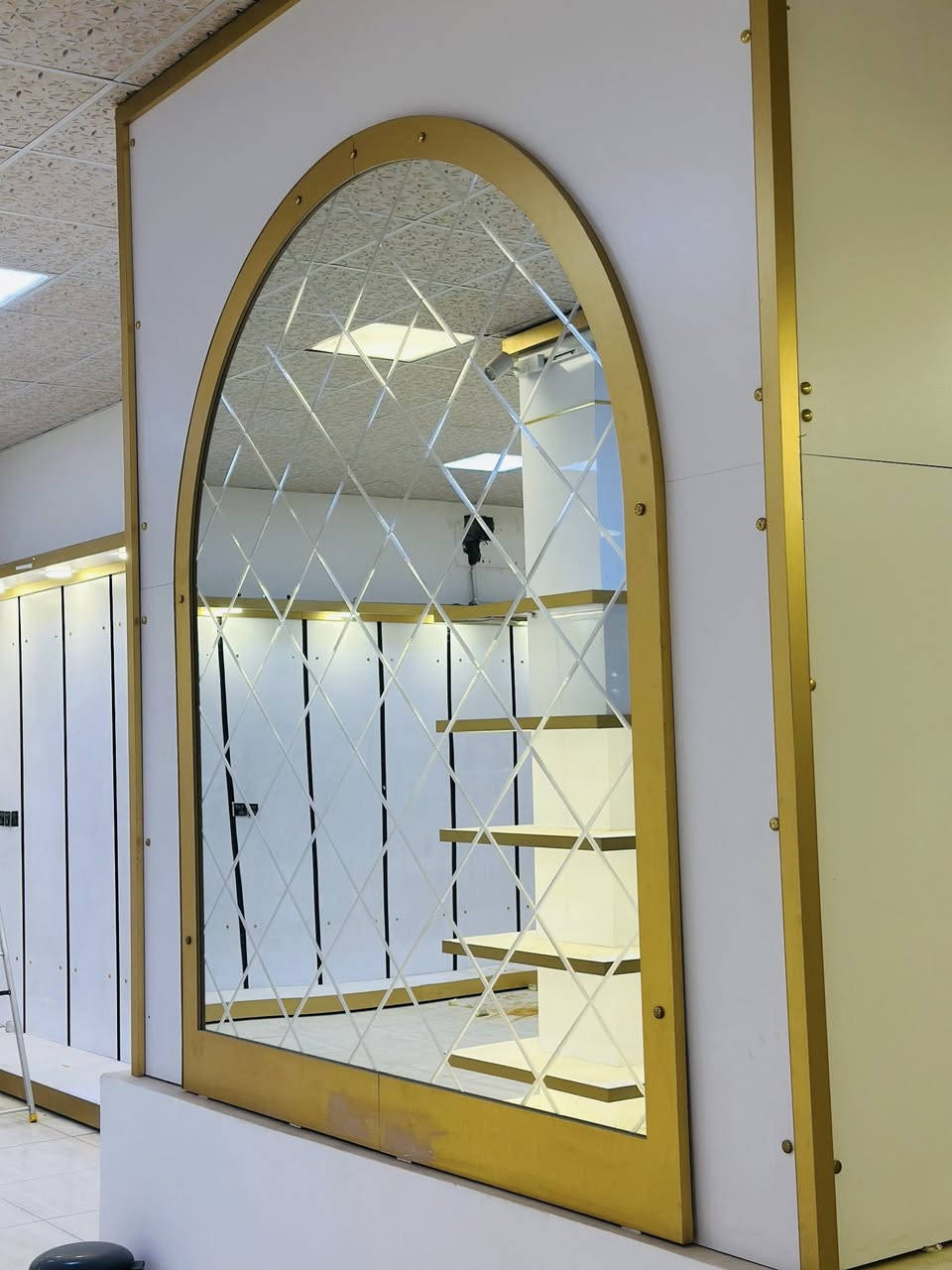 للبيع رفوف البسه سعر مناسب*********** +عشر دنك+مرايتين حجم كبير+ستاندات
