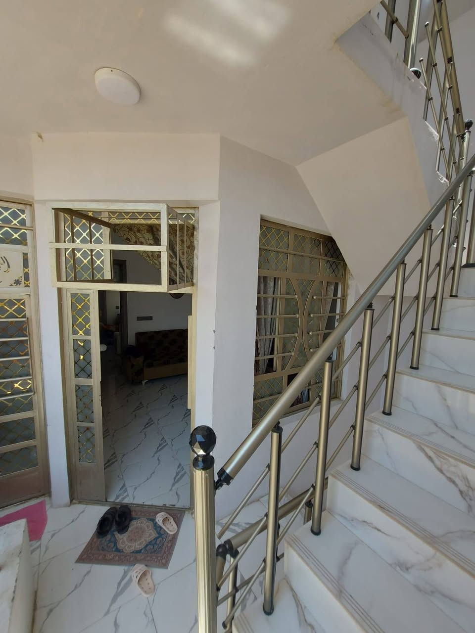 🏤 دار للبيع أو للأستثمار 🏠  الموقع بعقوبة ⬅️ السراي خلف قاعة فينوس للأعراس والمناسبات 🏝 بالقرب من كورنيش ديالى 
⚜️ [[ أو مراوس بدار سكني نزلة الحمام 🔺️ أو خلف مرطبات الأمير هاوس 🔱 أو بعقوبة المركز ⭕️ او كورنيش ديالى ]] 🛣 خدمات كاملة 
💥 موقع مميز 🏩 نوع العقار طابو زراعي ملك صرف على القرار ( ٢٥ )
🛕 ممكن ان يكون الدار للأستثمار وارده الشهري اقل شي (( مليون )) وممكن ان يتأجر لشبكات [[ الأنترنيت والأبراج ]] ☎️ لمعرفة السعر لطفا التواصل بالخاص ☎️ 
⭕️ مساحة الدار ( ١١٢ ) متر ✅️ واجهه ( ٨ × ١٤ ) متر 🏘 ثلاث طوابق 
🏨 طابق الأول ⬅️ ( ٢ ) غرفة نوم 🏛 وستقبال ⬅️ وصالة🛖 ومطبخ🚽 ومجموعة صحيات كاملة داخلية وخارجية ومناور عدد ( ٢ ) 
🏠 طابق ثاني ⚜️ [ ٢ ] غرفة نوم 🔱 وستقبال 🏛 وصالة 🛖ومطبخ 🛁 ومجموعة صحيات كاملة 
🏘 طابق ثالث 🏡 [ ٢ ] غرفة 🏛 وستقبال⬅️ وصالة🔱 ومطبخ🛁 ومجموعة صحيات كاملة 
🏘 مواصفات الدار 🏖 الأرضية صب شريطي ( بتلو ) 💡كهربائيات الدار بوري دفن سعودي 🗼 تأسيس منظومة كاميرات 🚪الأبواب الداخلية تركي درجة اولى (قاصة ) 🏝الأرضية الداخلية ( سيراميك اسباني ) 💥💥

للاستفسار مع مكتب المصطفى للعقار ☎️
 موقع المكتب ⬅️ مدخل العزات مجاور اسواق نوتيلا الغذائية 🛒 او التواصل على الماسنجر او الواتساب على الرقم *********** 📞📞
