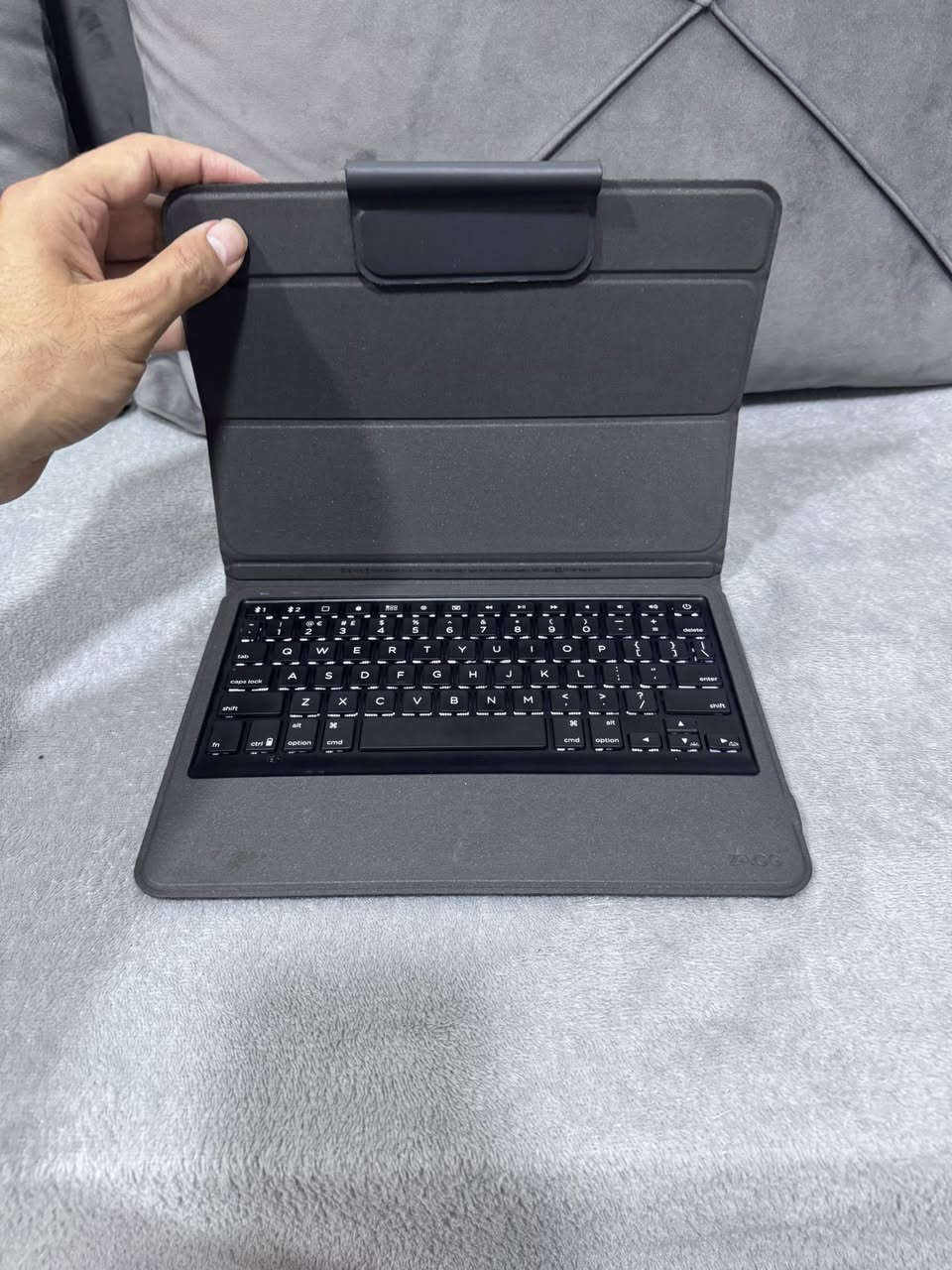 Keyboard Bluetooth 10-2 inch and magnetic cover
كيبورد بلوتوث وكفر ممغنط لاي آيباد حجم 10.2 انش مثل (ايباد ٦ و ٧ و ٨ و ٩ و ١٠ وحتى ١١)وايضاً يدعم آيباد برو حجم 10.5 انش وايباد اير الجيل الثالث …. الكيبورد بحاله ممتازة 
البيع بسعر رمزي سعرو ع الايبيه ب ٤٠ دينار
للبيع فقط ب ٢٥  شامل التوصيل


**إذا كنت صاحب هذا الإعلان وتريد حذفه لأي سبب، رجاءا أرسل رسالة إلى الدعم الفني**