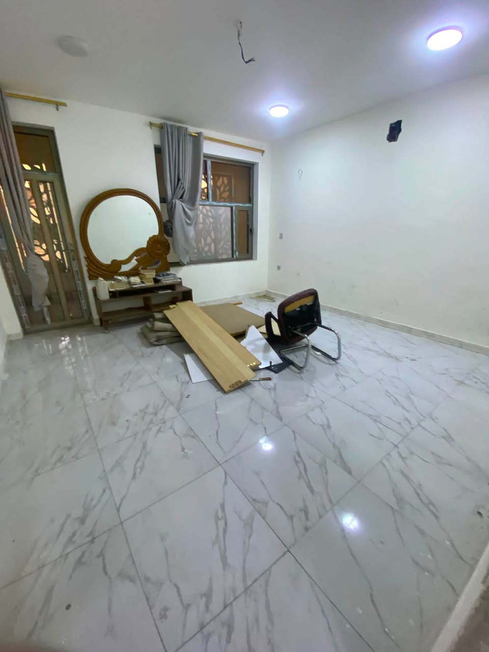 بيت للايجار مساحة 85 متر خلف مطعم اكليل الجبل
يتكون من الطابق الاول مدخلين صاله + مطبخ + غرفه نوم + حمام + منور
الطابق الثاني 2غرفين نوم + حمام 
بيتونه وبلسطح اكو غرفة سندويش مثل المخزن يعني 
والبيت بي خط انترنت وبي خط كهرباء 

سعره مليون 

للاسـتفسـار الاتـصال علـى الارقـام التـاليه  او زيـاره مكـتب عبدالله الرفيـعي السيـديه_شارع الضـباط_ مقابل مجـمع لحـوم جويـلي 

#مكتب-عبدالله-الرفيعي

***********

‏‭***********‬

‏‭+964 770 712 2380‬

━━━━━━━━━━━━━━━

#بيت #عقارات #منزل #بيع #وساطة_عقارية

#شركة #سيدية #بغداد #عراق

#عقارات_السيدية

#عقارات_الكرخ #ايجار_تجاري

#بنايات_سكنية

#عقارات_القادسية #عقارات_اليرموك #عقارات_المنصور

#عقارات_الحارثية #عقارات_الكاظمية #عقارات_الاعظمية

#عقارات_العطيفية #عقارات_حي_الجامعة
