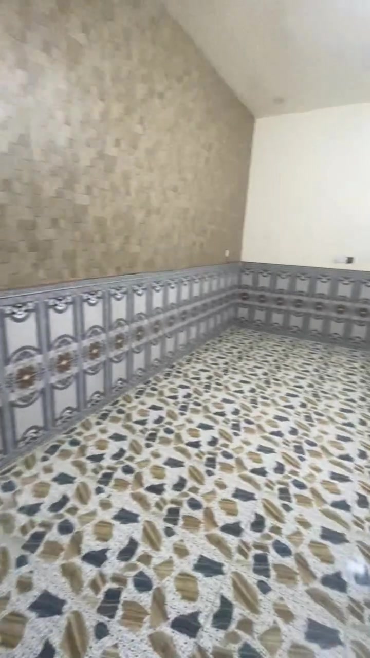 مشتمل للإيجار بدل ايجار ٣٠٠ الف طابقين غرفتين نوم وصالة ومطبخ واستقبال وحمامات داخل وخارج  الفلوجة حي الشهداء مقابيل شارع علي النجيه اتصال ***********📞***********
