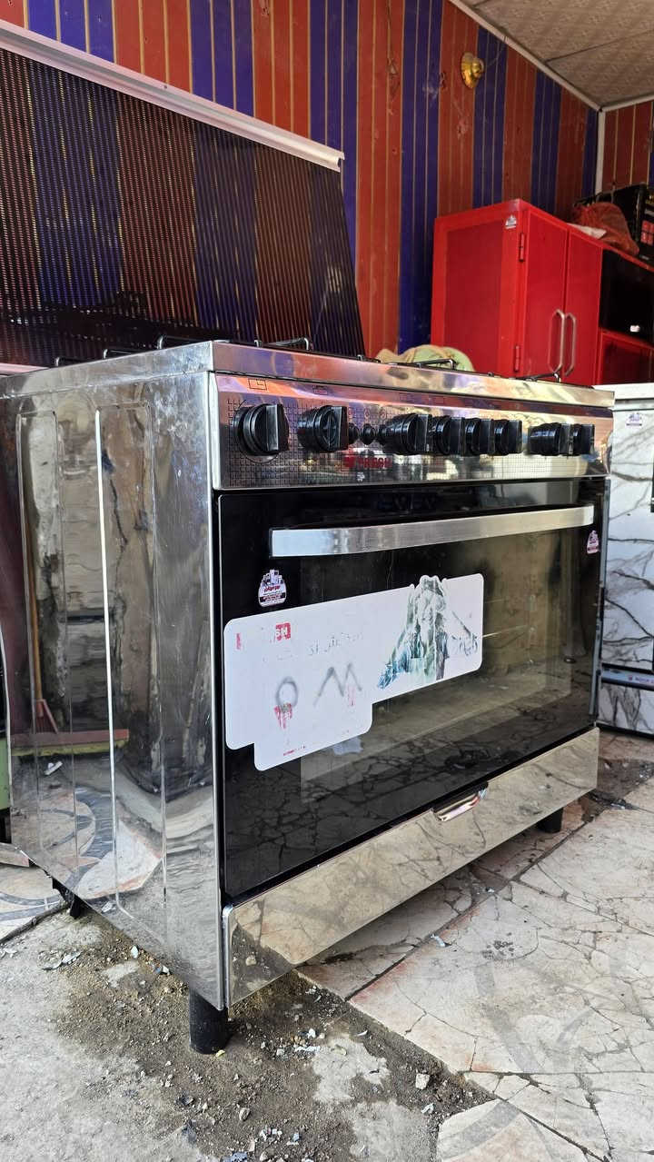 من رخصه الأدمن طباخ فريش مصري جديد بالجيس استعمال اقل من شهر استعمال بمكتب مال شركه يعني الفرن مامشتغل اصلن فرق عن الجديد بس الكارتون سعره ٣٥٠الف الشراي يتصل *********** ***********
