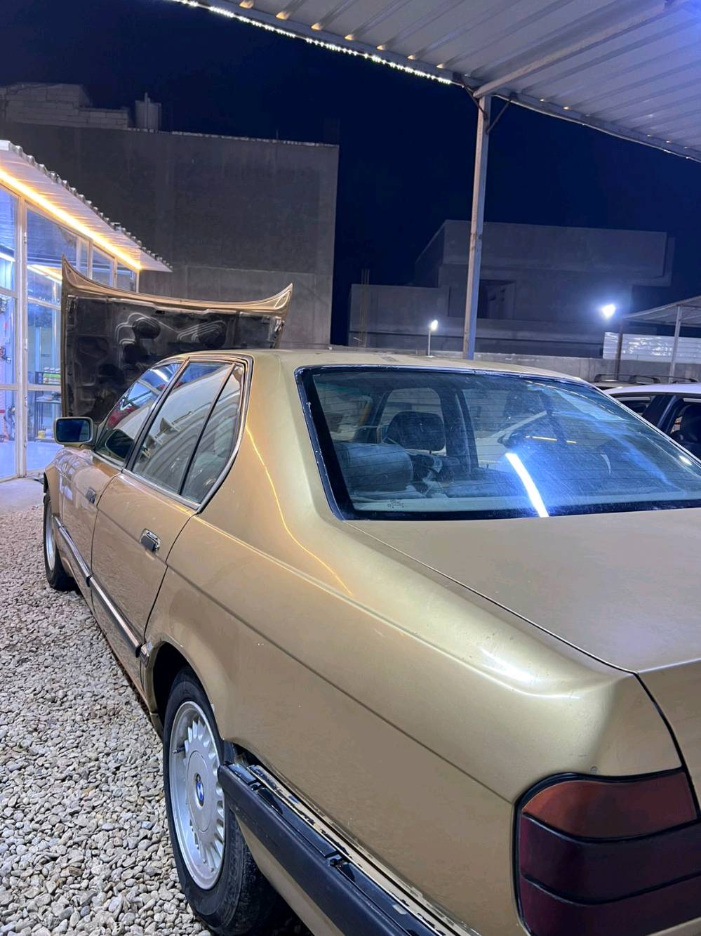 للبيع BMW735 موديل 1988 سلندر 6لون مميز رقم مميز موقع الحله خلف محطه غاز الثوره 