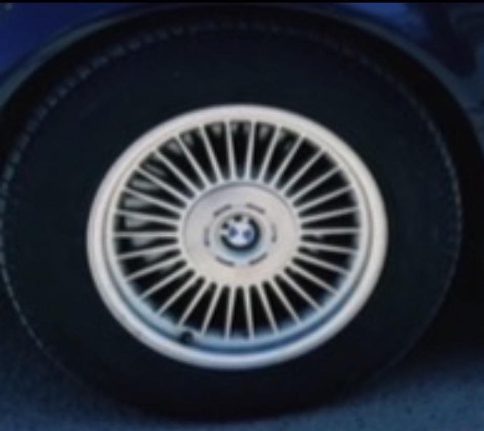 السلام عليكم للبيع أربع ويل كلب شعاع اصلي حجم١٦ عنواني بغداد السيدية***********
