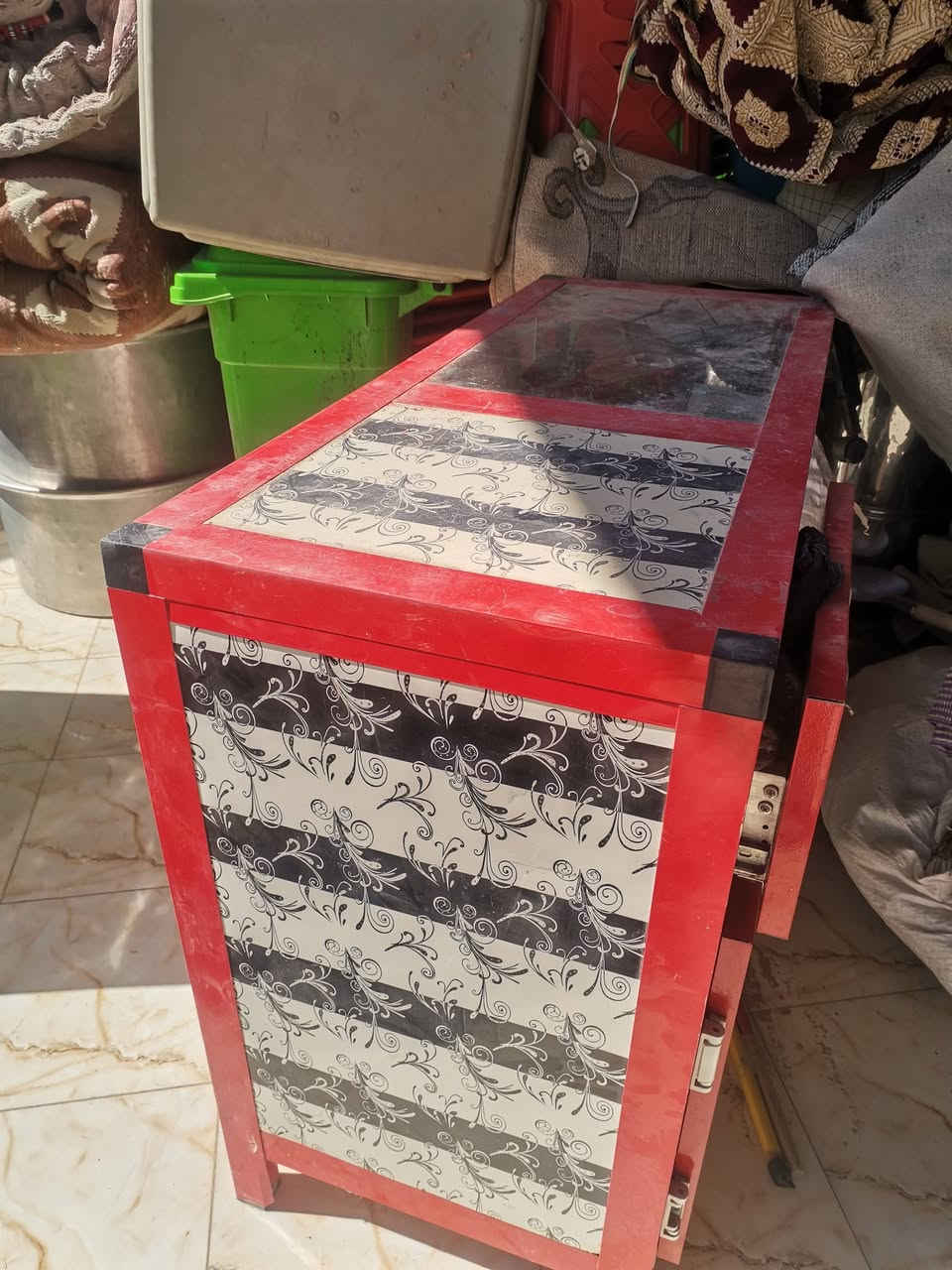 ميز للبيع نضيف مابيه ايه كسر
جرار كومدي  سعره 100 الف نهايته 
***********
