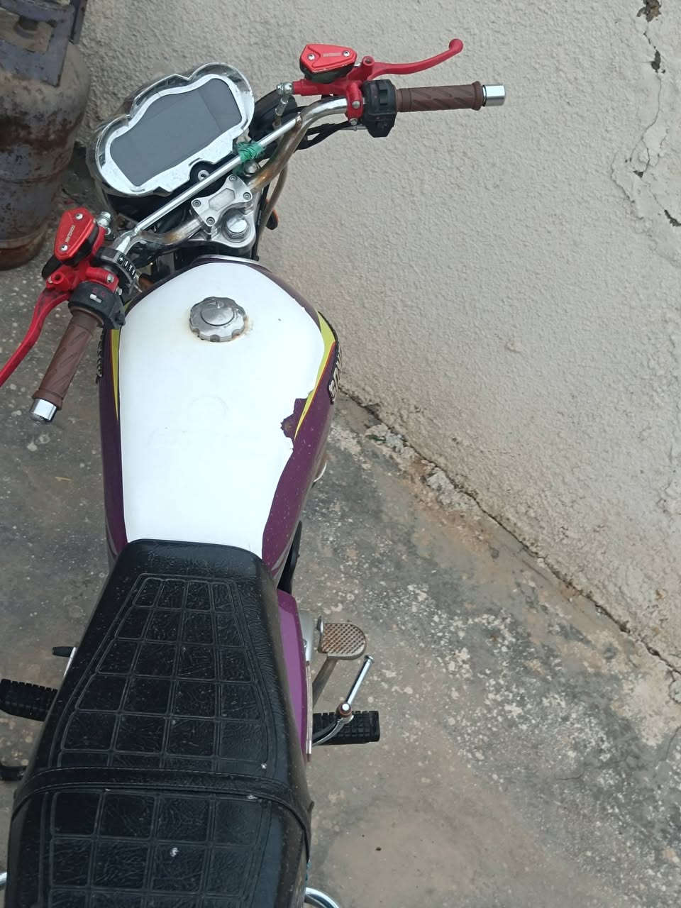 السلام عليكم ورحمه الله وبركاته 
للبيع دراجه 2024 شركة سونيك 
الدراجه جديده وما مشتغله متروكه 
عنوان بابل سريع 
السعر 700. بيها مجال 
***********
