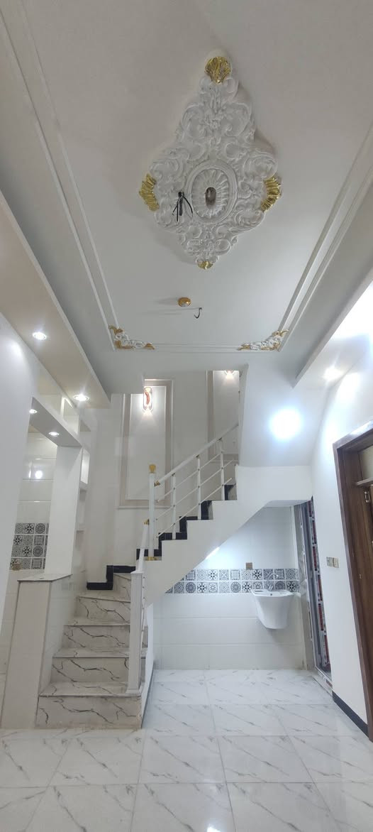 بيت 75 متر طابقين للبيع
بناء طابوك درجه اولى 
سند 25 إقرار محكمه طابو زراعي 
يحتوي على 3 غرف نوم والباقي مثل ما موضح بالصور

كافه خدمات تبليط ني مجاري كهرباء 
شارع عرضه 10 متر تبليط قريب جدا على شارع التجاري رأيسي
موقع //حي عين الحياه قرب الحولي ال100 ومستشفى الكفيل 

*********** واتساب 
***********
