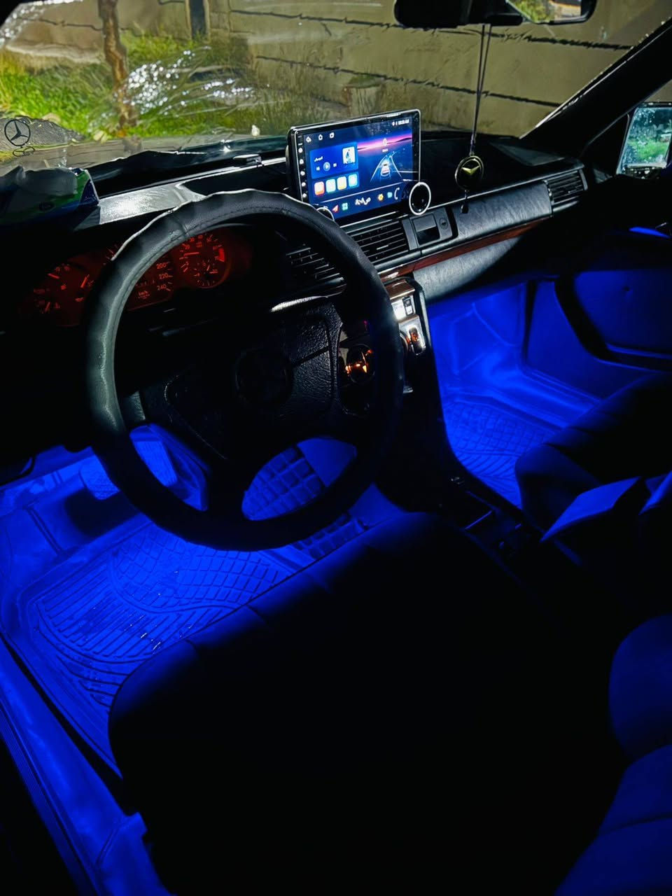 سلام عليكم مرسدس 88محدث كامل 91 
غرفه كامله جديده ويل رياضي تخم تاير 
منضومت زنون تحول ابيض ترجع أصفر 
 شاشه تاب مضخم صوت 
كهرباء كلهه شغال سياره جاهزه بدون نقص 
مكان ديالئ المقداديه س60بيها مجال 
***********
