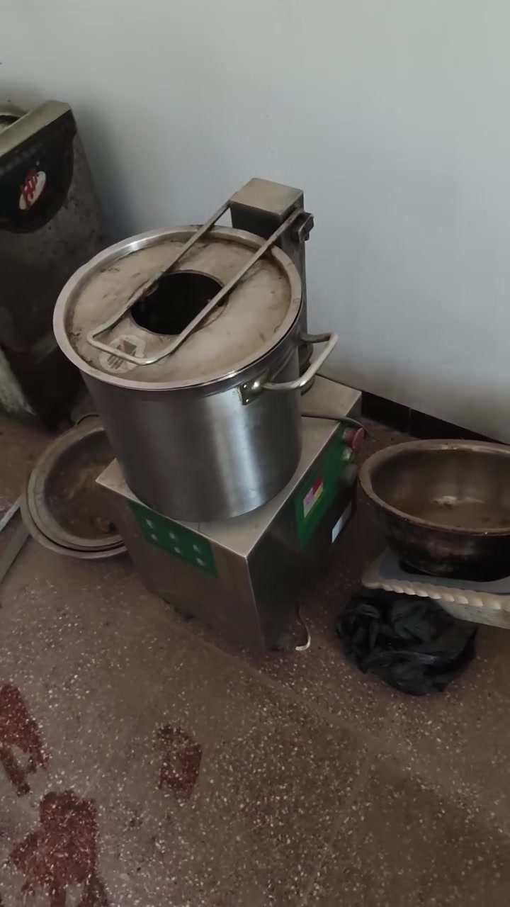 خلاط حمص بطحينة صناعي مستعمل قليل وشغال على الفحص حجم ٢٠ لتر   حجم الكبير السعر  ٣٥٠٠٠٠ العنوان بغداد الكرخ هاتف ***********
