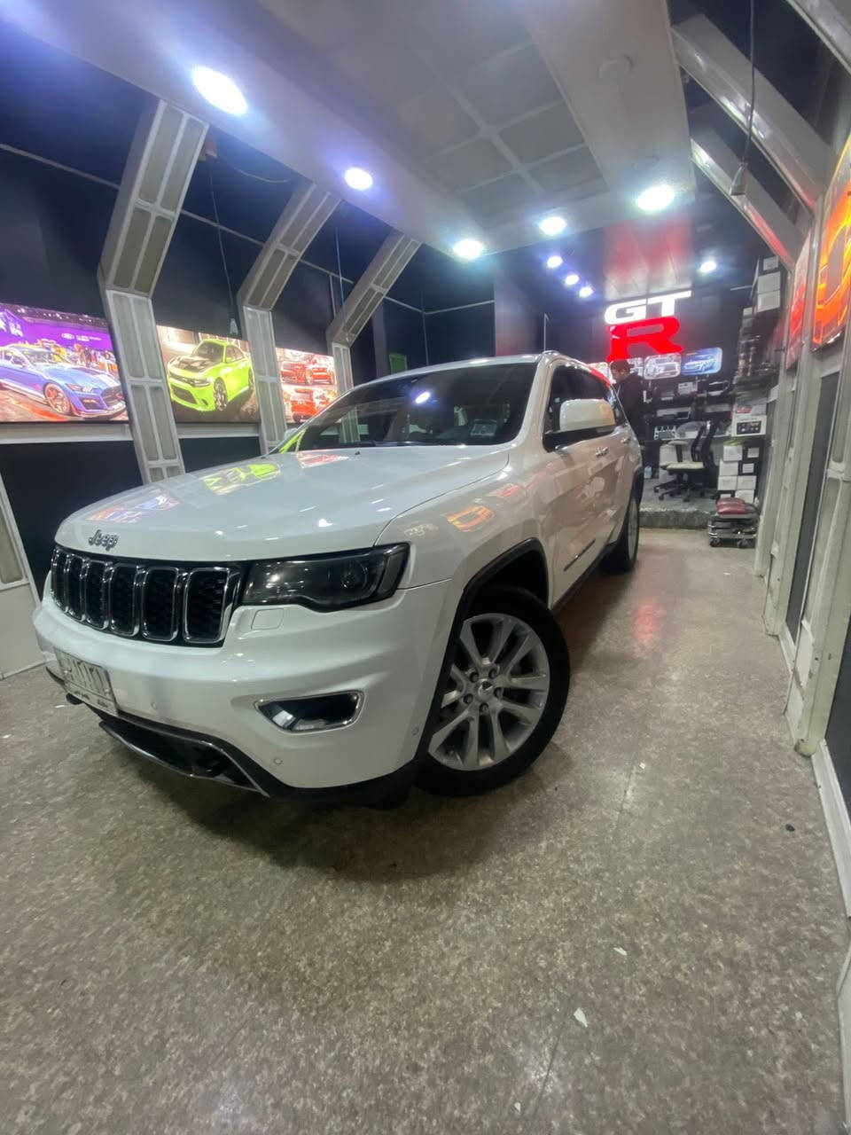 سلام عليكم عندي جيب للبيع مديل ٢٠١٧ كفاله بيهه قطعتين بادره منشوره آخر صوره لسونار سياره جديده مامفتوح بيهه بلك سياره جديده ماشيه ١٤٥ حقيقي جرص رايدهه ٢٥٠ وبيئه مجال فول سياره للخير جكات مكاني بغداد شعب رقمي ***********
