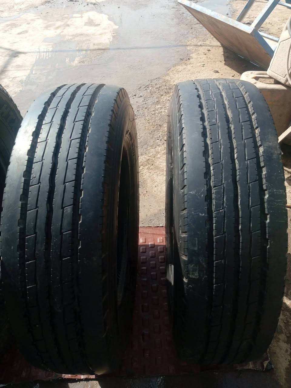 السلام عليكم تايرات للبيع سعر 100وبي مجال ***********
